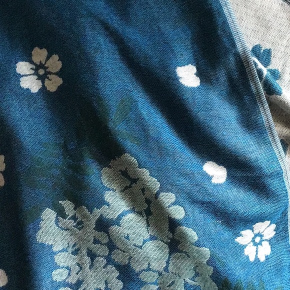 NWOT 🎁 woven wisteria pattern large scarf/ wrap - Picture 2 of 4